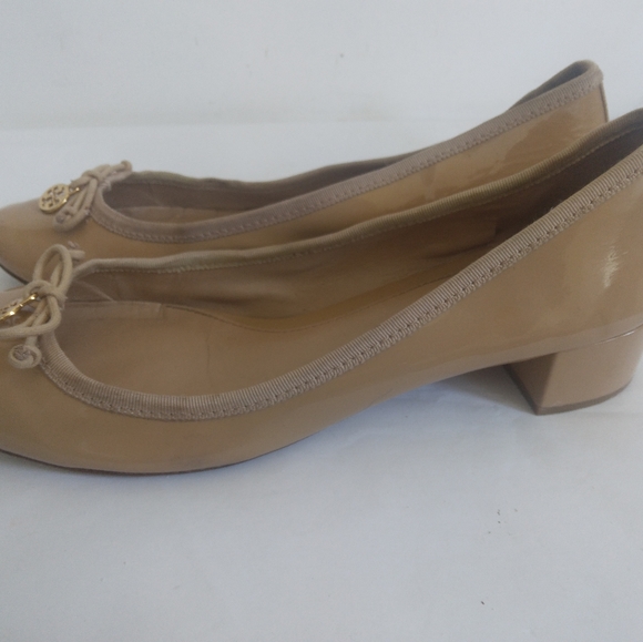 Tory Burch charm patent pumps sz 9 - Picture 3 of 12
